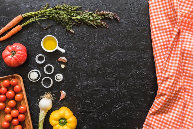 Tovagliolo a quadretti e ingredienti sul piano di lavoro della cucina