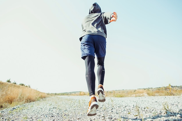 Traccia muscolare adatta di addestramento dell'atleta maschio che corre per la corsa di maratona