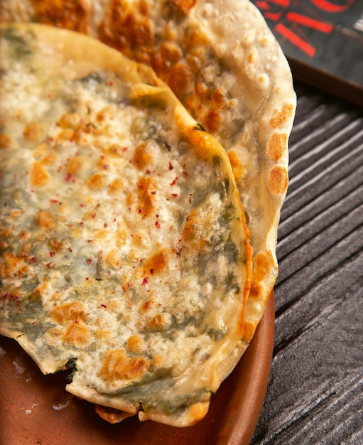 Tradizionale gutab di verdure a base di carne, qutab, gozleme su tavola di legno.