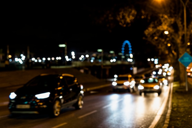 Traffico automobilistico nelle strade notturne