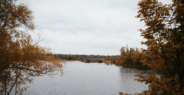 Traghetto abbandonato sul fiume Pripyat a Chernobyl Ucraina