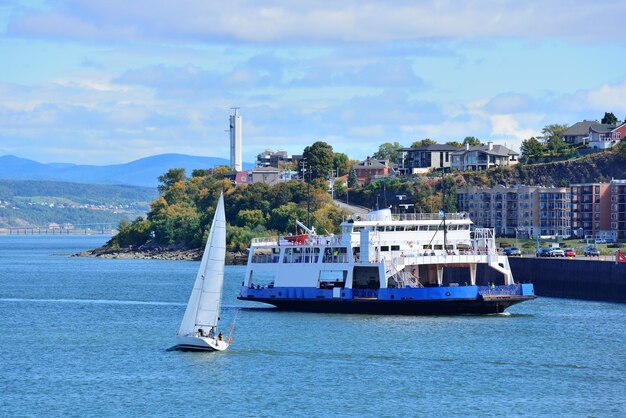 Traghetto nel fiume a Quebec City con cielo blu.