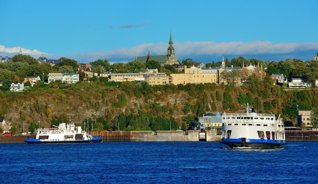 Traghetto nel fiume a Quebec City con cielo blu.