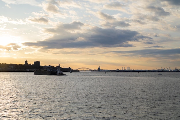 Traghetto per Manhattan. Vista di Manhattan dall'acqua al tramonto, New York, Stati Uniti