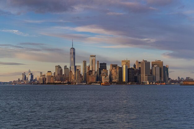 Traghetto per Manhattan. Vista di Manhattan dall'acqua al tramonto, New York, Stati Uniti