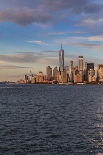 Traghetto per Manhattan. Vista di Manhattan dall'acqua al tramonto, New York, Stati Uniti