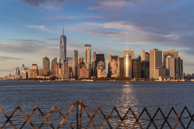 Traghetto per Manhattan. Vista di Manhattan dall'acqua al tramonto, New York, Stati Uniti