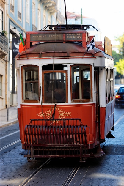 Tram rosso tipico nella vecchia via di Lisbona