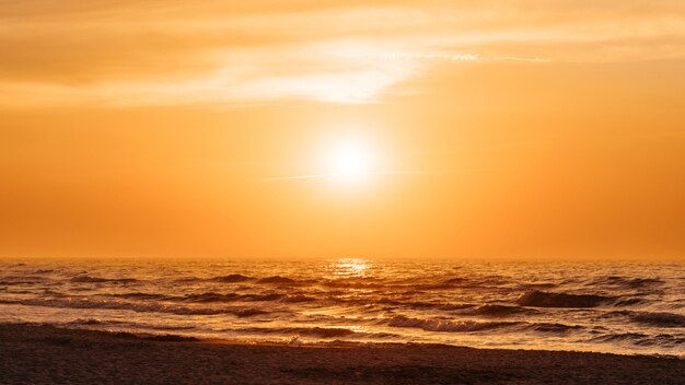 Tramonto arancione su una spiaggia in estate