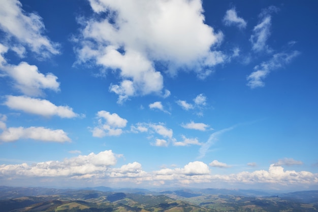 Tramonto con raggi di sole, cielo con nuvole e sole.