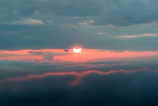 Tramonto con un sole rosso e nuvole