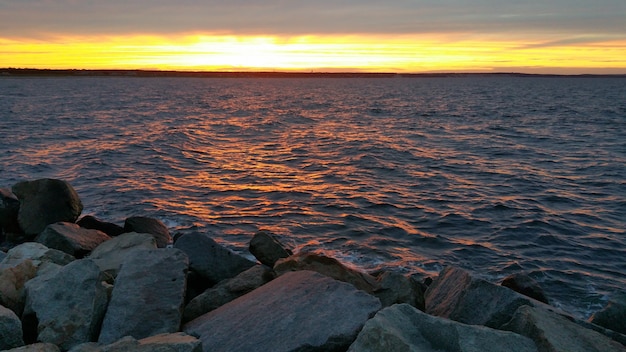 Tramonto su una spiaggia con rocce