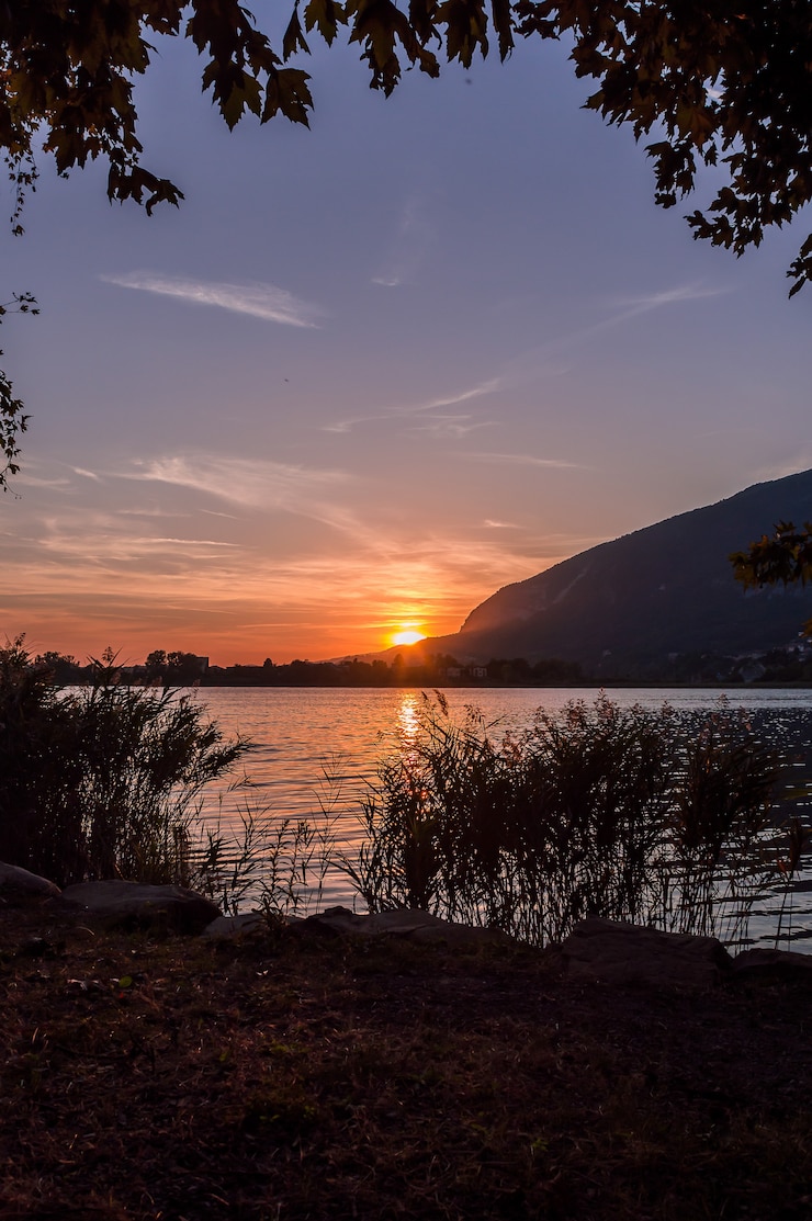 Foto gratuito tramonto sul lago di annone