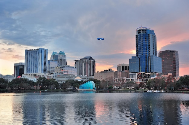 Tramonto sul lago Eola di Orlando con skyline di architettura urbana e nuvole colorate