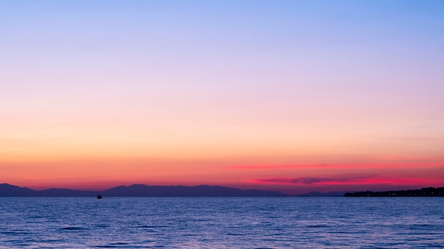 Tramonto sul mare Egeo, nave e terra in lontananza, acqua, Grecia