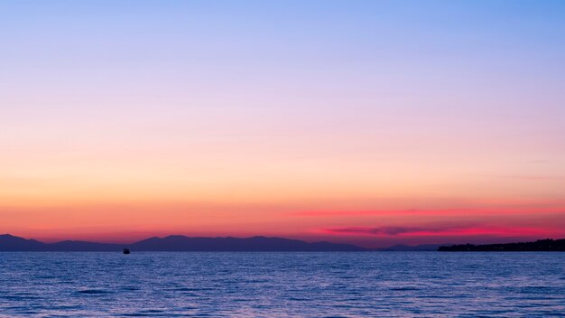 Tramonto sul mare Egeo, nave e terra in lontananza, acqua, Grecia