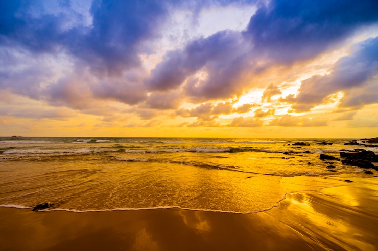 Foto gratuito tramonto sulla spiaggia