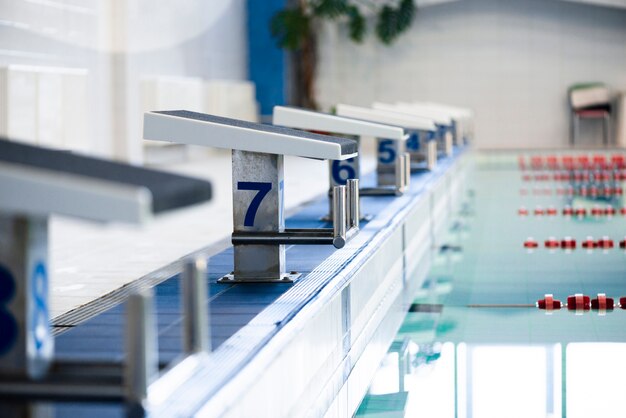 Trampolino di vista laterale per piscina