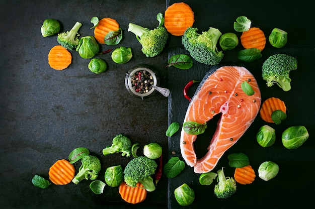 Trancio di salmone crudo e ingredienti per cucinare