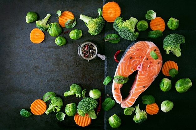 Trancio di salmone crudo e ingredienti per cucinare