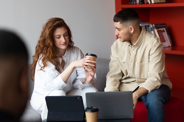 Trans uomo al lavoro con il laptop