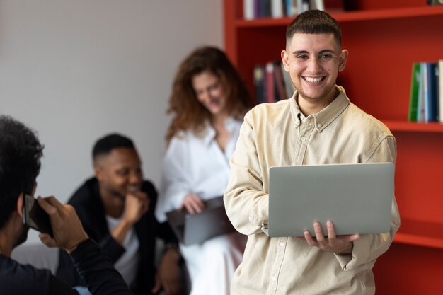 Trans uomo al lavoro con il laptop