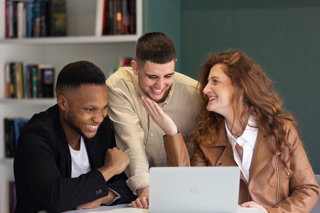 Trans uomo al lavoro con il laptop