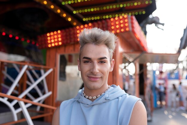 Transgender sorridente al parco divertimenti