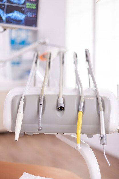 Trapano professionale per stomatologia medica preparato per la chirurgia odontoiatrica durante la salute dentale orale...