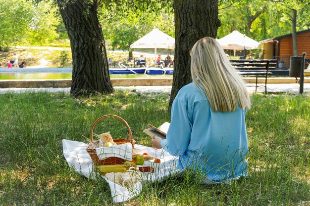 Trascorrere del tempo nella natura accessori da picnic per picnic