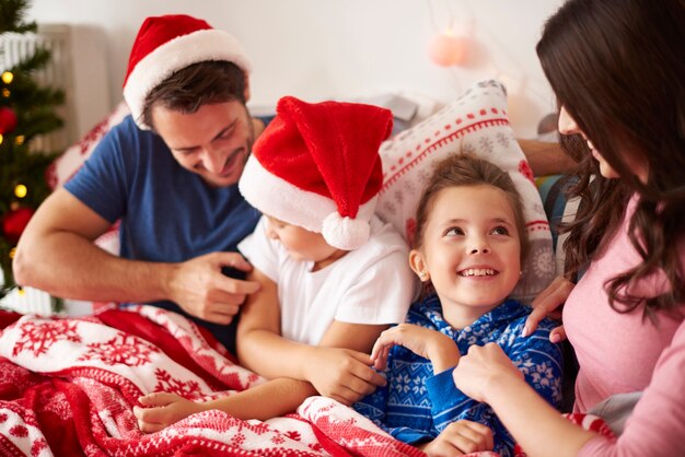 Trascorrere la mattina di Natale con la famiglia nel letto
