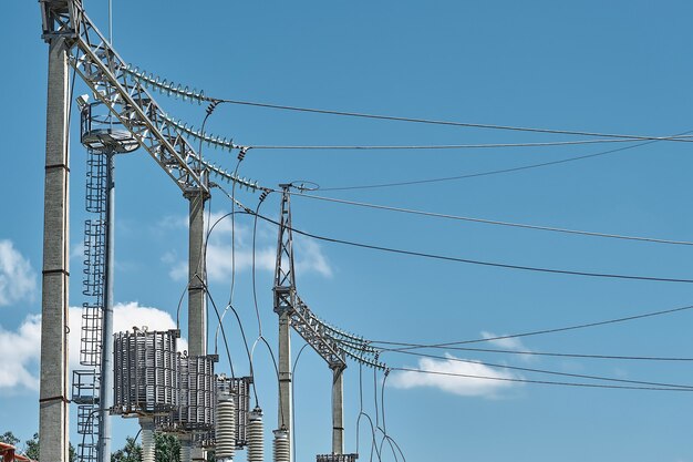 Trasformatori elettrici ad alta tensione in una centrale elettrica di distribuzione di energia elettrica. Linee elettriche ad alta tensione, alimentazione a vita. Avvicinamento