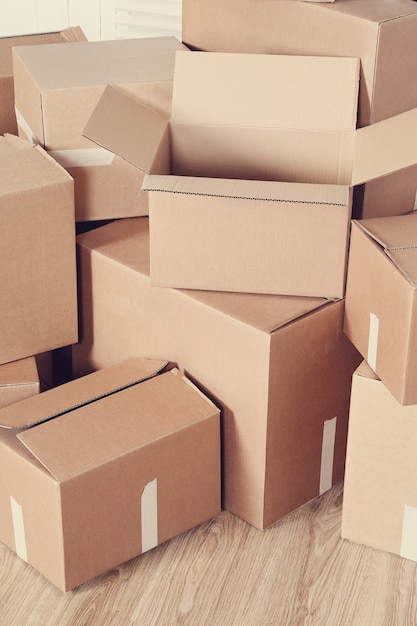 Traslocare a casa con scatole di cartone