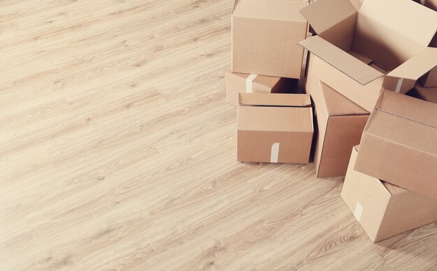 Traslocare a casa con scatole di cartone