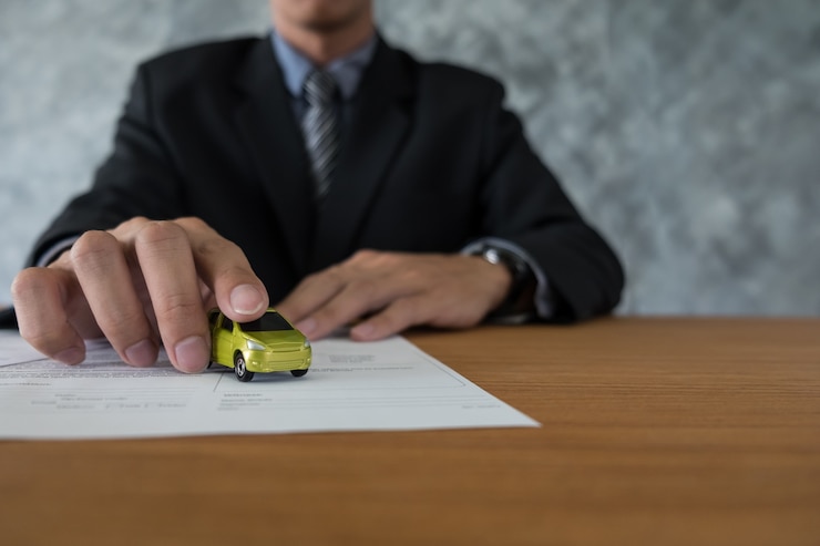 Foto gratuito trasporto e concetto di proprietà - cliente e venditore con chiave auto