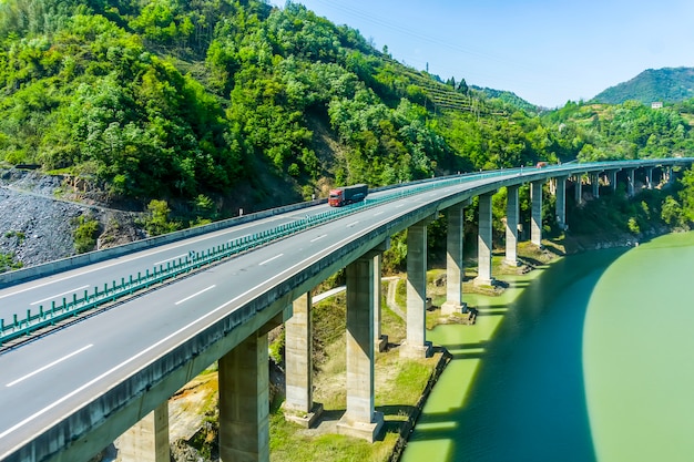 Trasporto natura libertà strada estiva vuoto