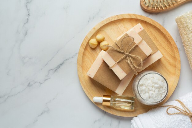 Trattamento per la cura della pelle con sapone di macadamia