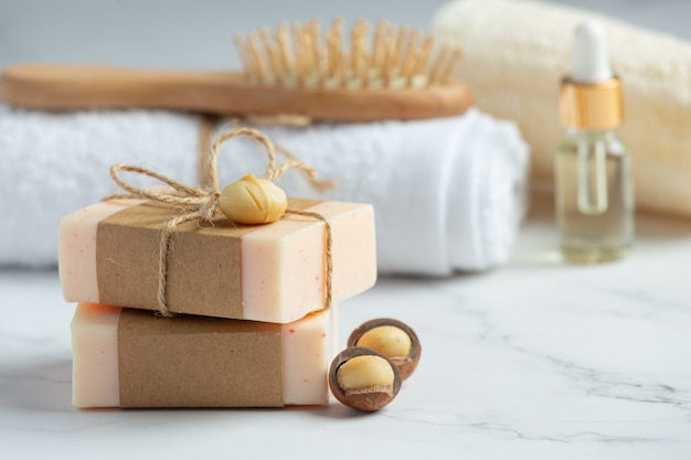 Trattamento per la cura della pelle con sapone di macadamia