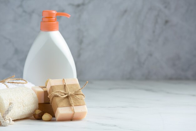 Trattamento per la cura della pelle con sapone di macadamia