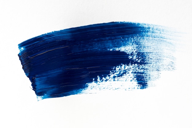 Tratto di pennello blu scuro su sfondo bianco