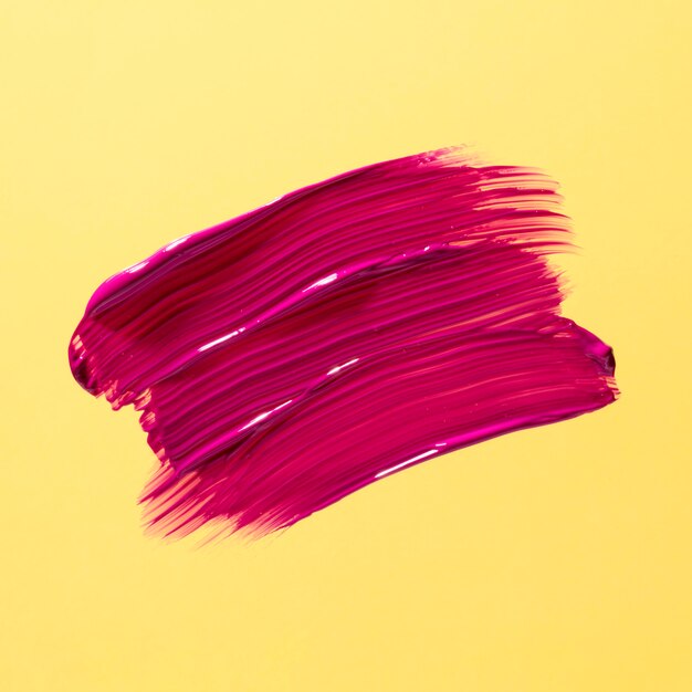 Tratto di pennello rosa con sfondo giallo