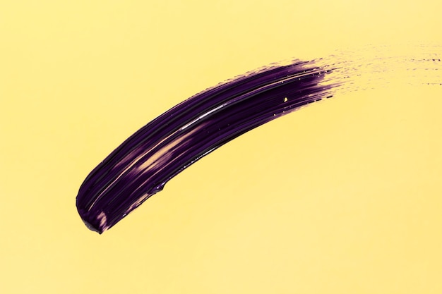 Tratto di pennello viola su sfondo giallo
