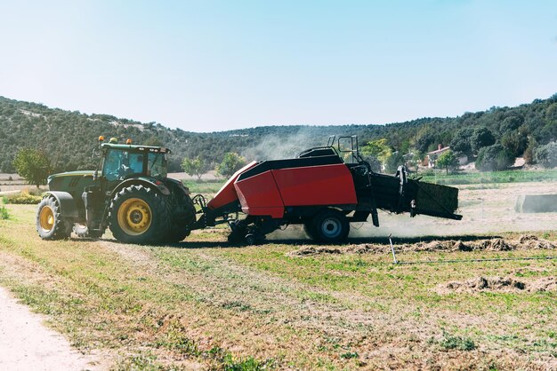 Trattore nel mezzo di un campo di coltivazione