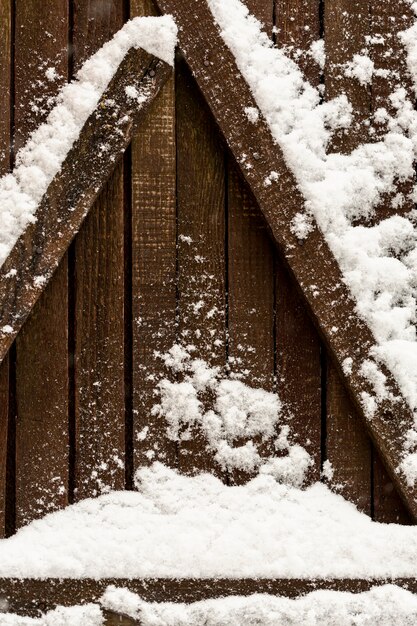 Travi in legno con neve