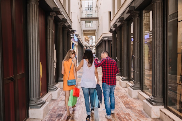 Tre amici di shopping