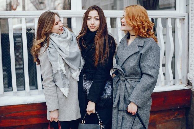 tre bella ragazza in una città d&#39;inverno