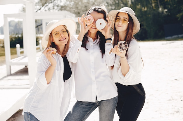 Tre belle ragazze in un parco estivo