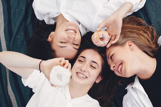 Tre belle ragazze in un parco estivo