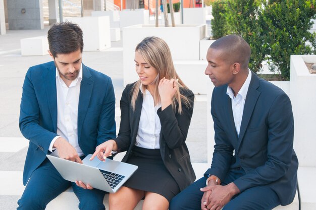 Tre colleghi di lavoro a guardare la presentazione