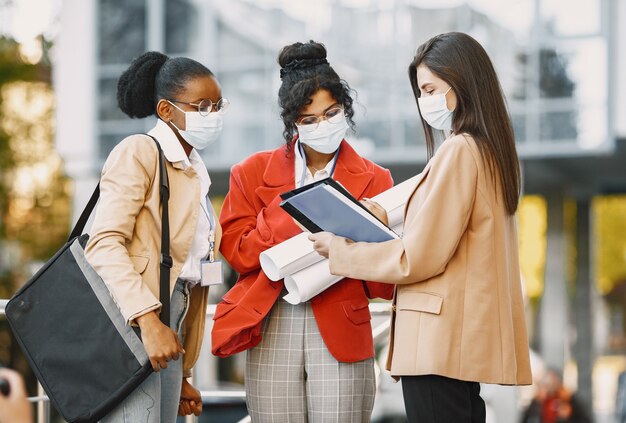 Tre donne che lavorano come architetto in una costruzione